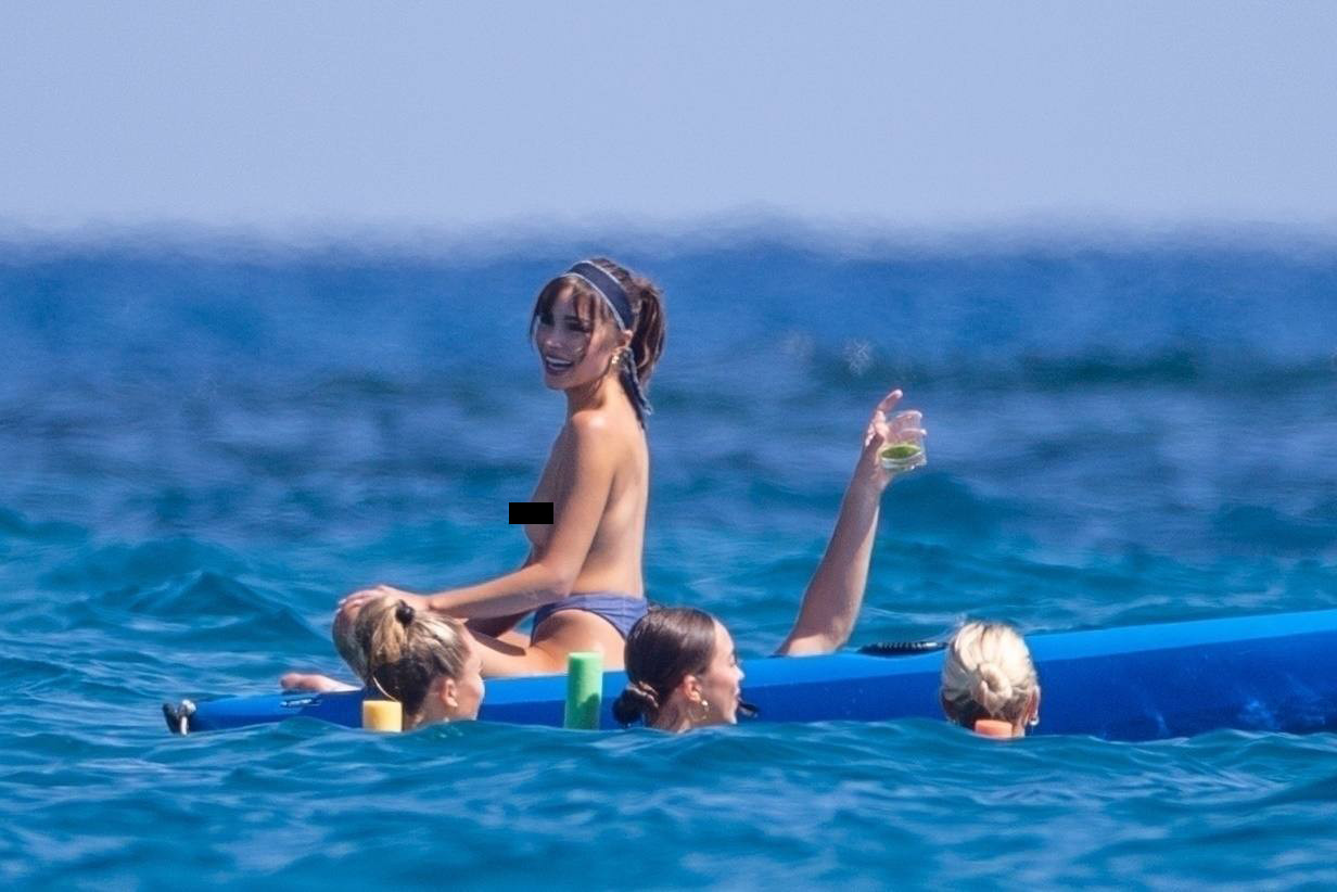 Olivia Culpo vô tư để ngực trần tắm nắng trên du thuyền cùng bạn bè ảnh 8