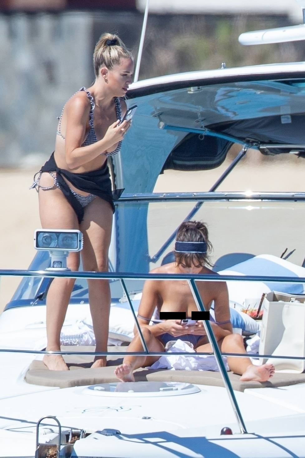 Olivia Culpo vô tư để ngực trần tắm nắng trên du thuyền cùng bạn bè ảnh 4