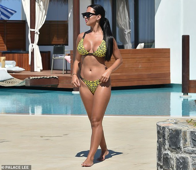 Sao truyền hình 9x Yazmin Oukhellou khoe ba vòng 'bốc lửa' với bikini ảnh 3