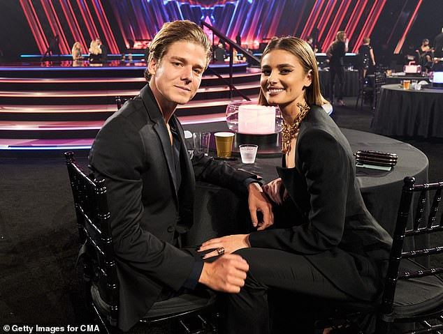 'Thiên thần nội y' Taylor Hill phô diễn thần thái chuẩn high fashion, đẹp quyền lực ảnh 6