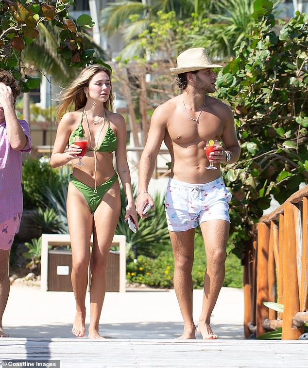 Delilah Belle Hamlin siêu gợi cảm, liên tục ôm hôn mặn nồng với bạn trai ảnh 5