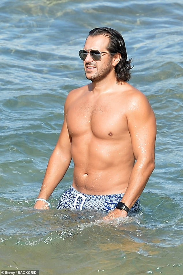 Tình tin đồn của Brad Pitt khoe vòng một siêu 'bốc lửa' khi đi biển với bạn trai ảnh 5