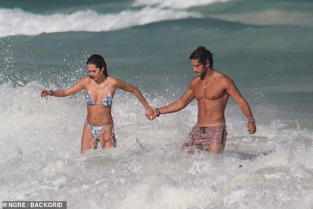 Nàng mẫu Delilah Belle Hamlin đi nghỉ với bạn trai và liên tục bị săn ảnh ảnh 7