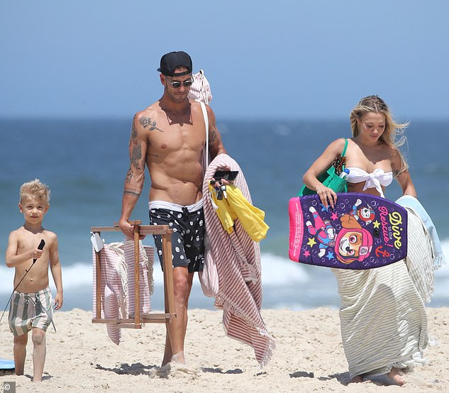 Tammy Hembrow mặc áo tắm quây nhỏ xíu nóng bỏng, liên tục khoá môi người tình ở biển ảnh 4