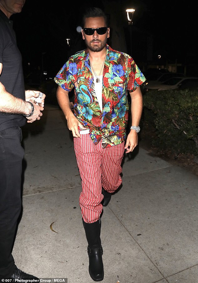 Mỹ nhân 19 tuổi mặc hở bạo đi chơi Halloween cùng 'trai hư' Scott Disick ảnh 1