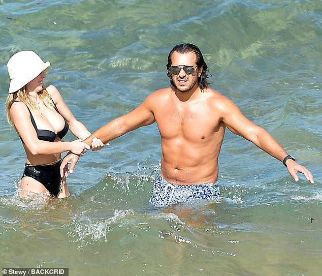Tình tin đồn của Brad Pitt khoe vòng một siêu 'bốc lửa' khi đi biển với bạn trai ảnh 3