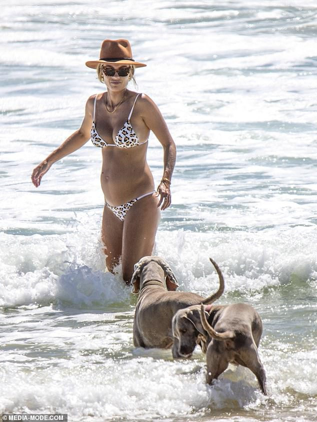 Siêu mẫu 9x có số đo 3 vòng 'vàng' mang bầu, mặc áo tắm vẫn đẹp mê mẩn ảnh 8