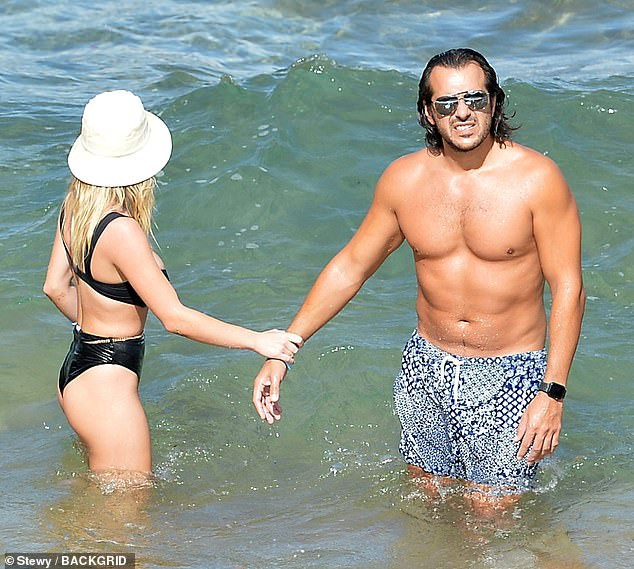 Tình tin đồn của Brad Pitt khoe vòng một siêu 'bốc lửa' khi đi biển với bạn trai ảnh 4