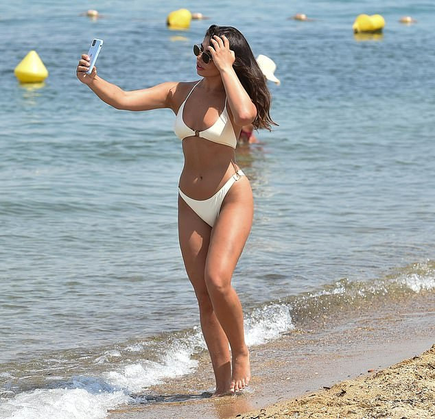 Sao truyền hình 9x Anh quốc quá quyến rũ và nóng bỏng ở biển ảnh 1