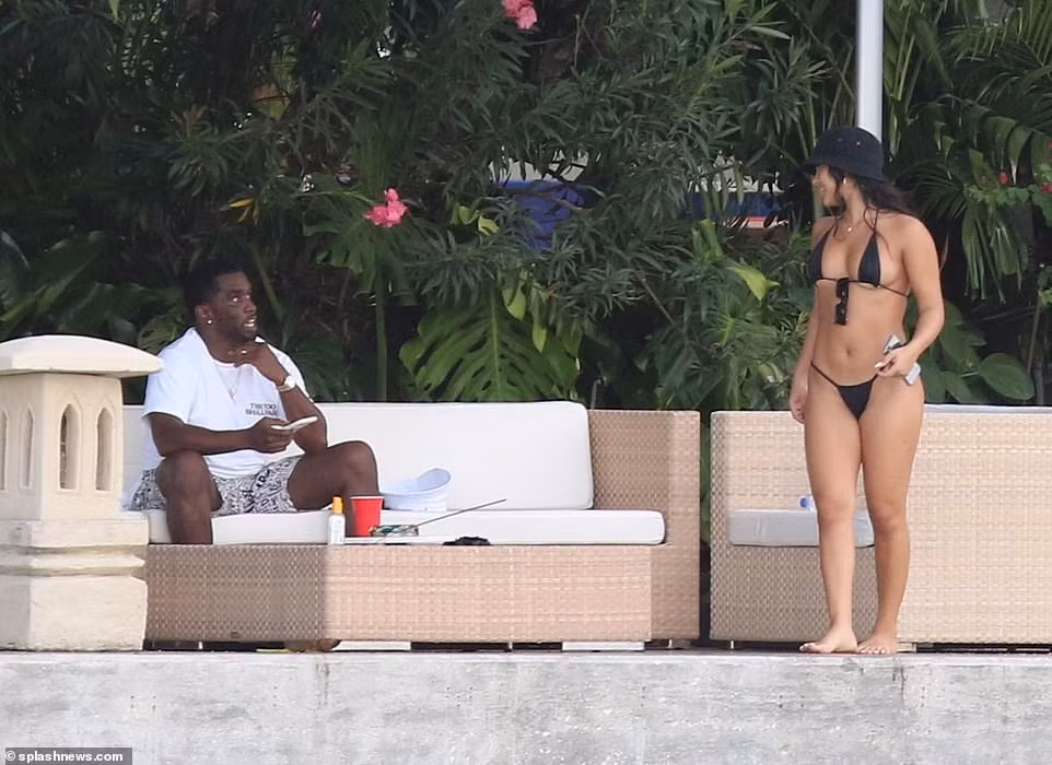 Gái lạ mặc bikini siêu bé 'bốc lửa' bên ‘trùm hip-hop’ Diddy ảnh 5