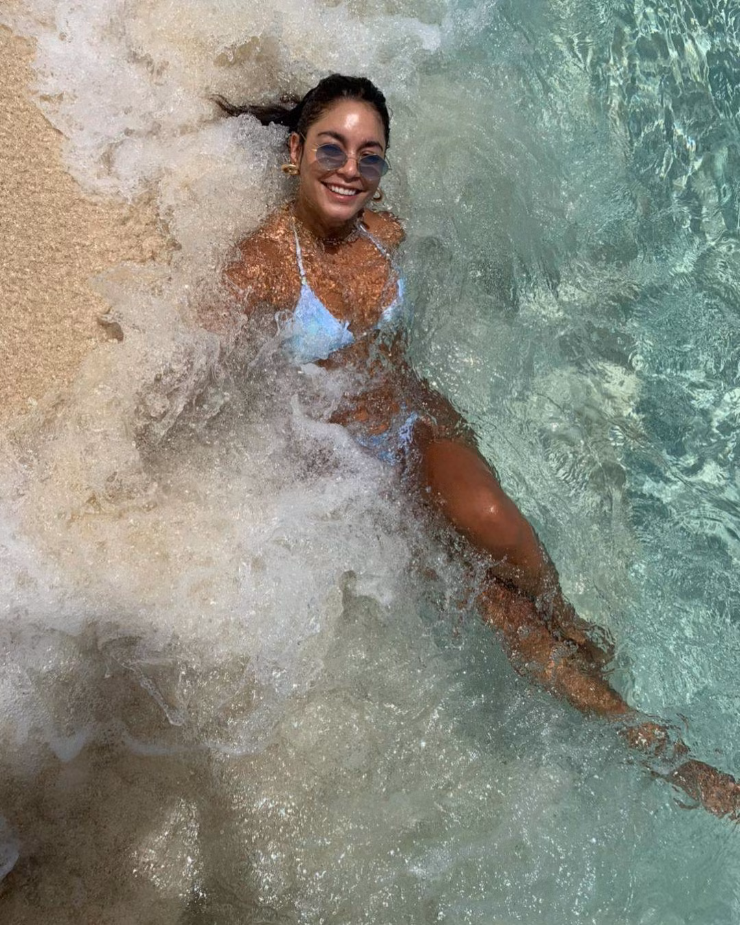 Vanessa Hudgens nóng bỏng 'nảy lửa' với áo tắm nhỏ xíu ảnh 2