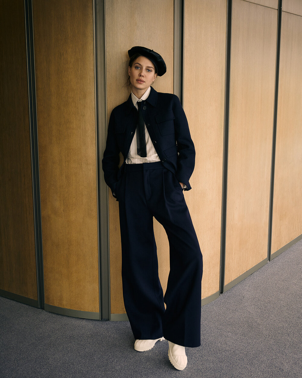 Sau chia tay Brad Pitt, tình cũ kém 30 tuổi 'thả rông' táo bạo trên tạp chí ảnh 7