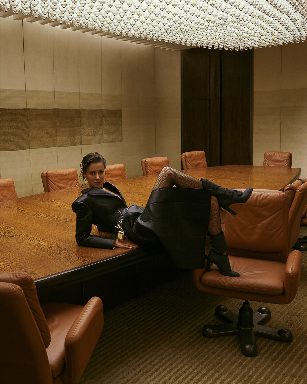 Sau chia tay Brad Pitt, tình cũ kém 30 tuổi 'thả rông' táo bạo trên tạp chí ảnh 12