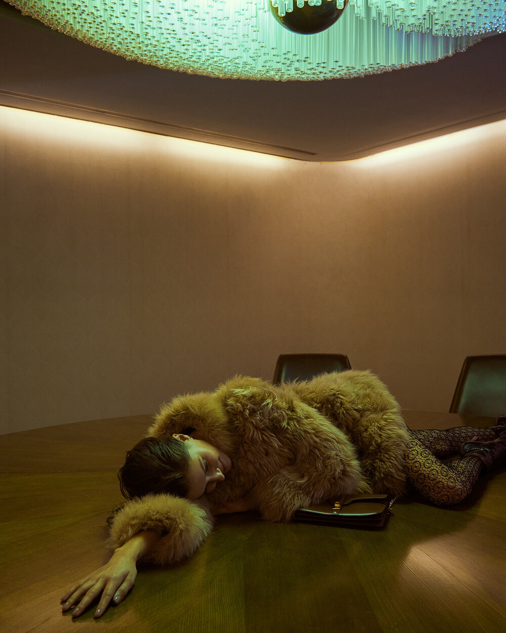 Sau chia tay Brad Pitt, tình cũ kém 30 tuổi 'thả rông' táo bạo trên tạp chí ảnh 8