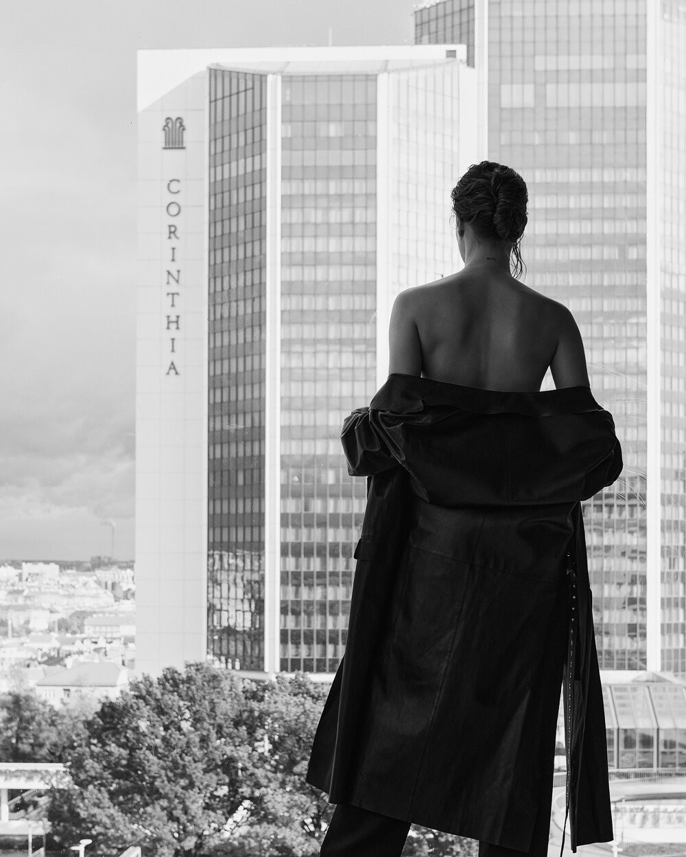 Sau chia tay Brad Pitt, tình cũ kém 30 tuổi 'thả rông' táo bạo trên tạp chí ảnh 3