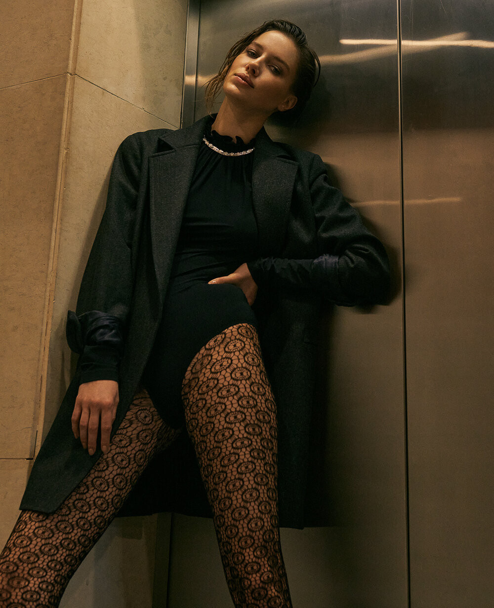 Sau chia tay Brad Pitt, tình cũ kém 30 tuổi 'thả rông' táo bạo trên tạp chí ảnh 18