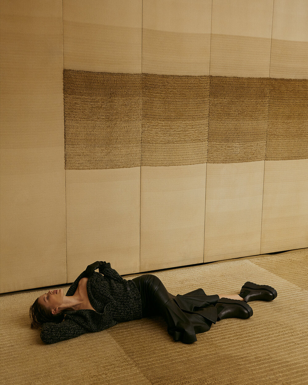 Sau chia tay Brad Pitt, tình cũ kém 30 tuổi 'thả rông' táo bạo trên tạp chí ảnh 17