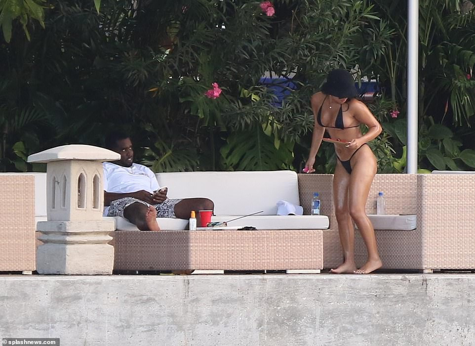 Gái lạ mặc bikini siêu bé 'bốc lửa' bên ‘trùm hip-hop’ Diddy ảnh 6