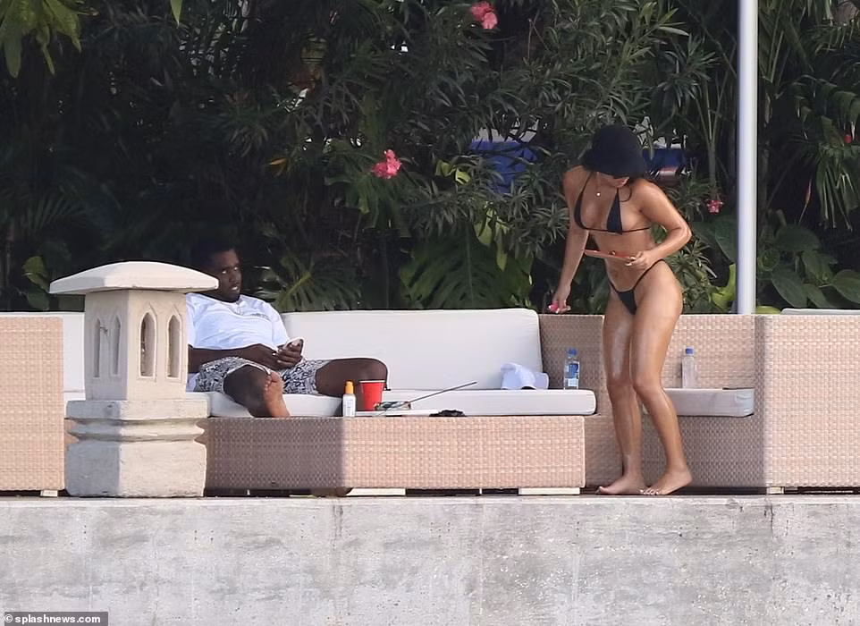 Gái lạ mặc bikini siêu bé 'bốc lửa' bên ‘trùm hip-hop’ Diddy ảnh 6