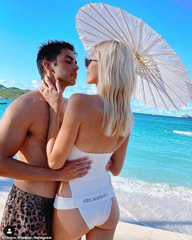 Nàng mẫu cao 1m80 Devon Windsor khoe dáng đẹp như tạc tượng ở biển ảnh 5