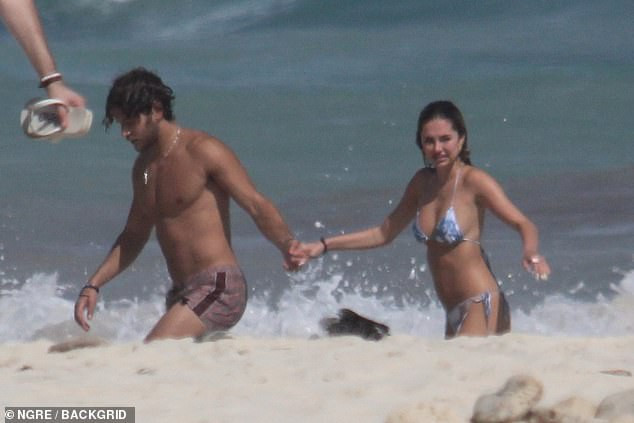 Nàng mẫu Delilah Belle Hamlin đi nghỉ với bạn trai và liên tục bị săn ảnh ảnh 4