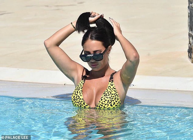 Sao truyền hình 9x Yazmin Oukhellou khoe ba vòng 'bốc lửa' với bikini ảnh 5