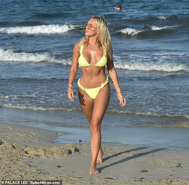 Sao truyền hình 9x gợi cảm 'nảy lửa' với bikini bé xíu ở biển ảnh 2