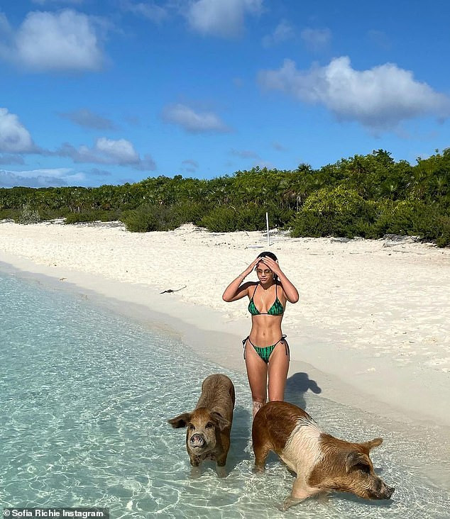 Sofia Richie mặc bikini khoe dáng cực nóng bỏng ở biển ảnh 2