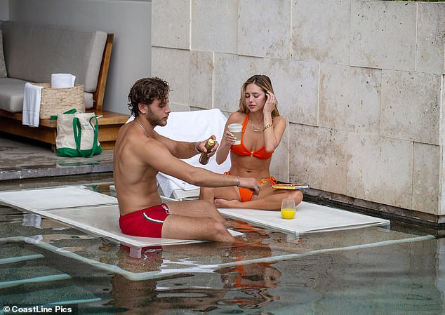 Nàng mẫu Delilah Belle Hamlin diện bikini nóng bỏng, tình tứ bạn trai ảnh 1