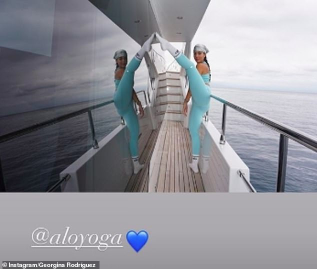 Bạn gái Cristiano Ronaldo tập yoga trên du thuyền, khoe vòng ba nóng bỏng ảnh 1