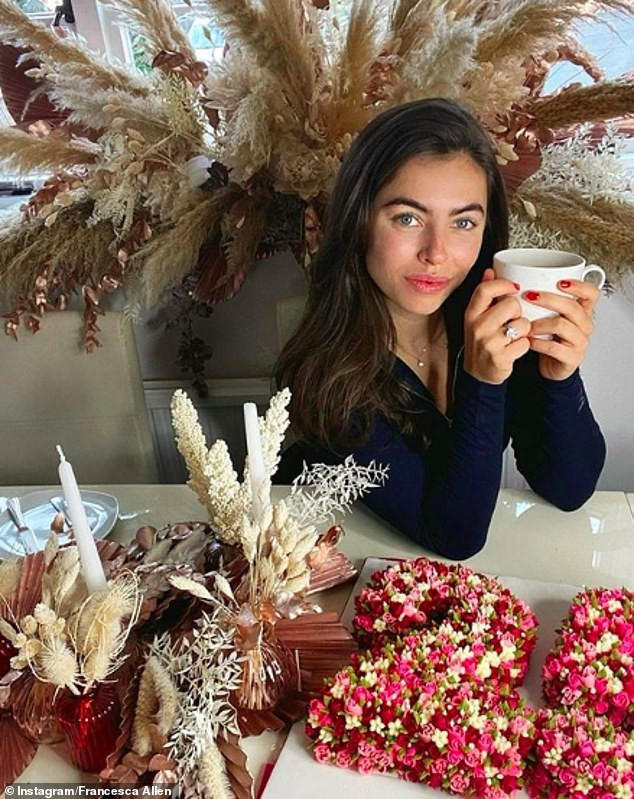 Sao truyền hình 9x Anh quốc quá quyến rũ và nóng bỏng ở biển ảnh 5