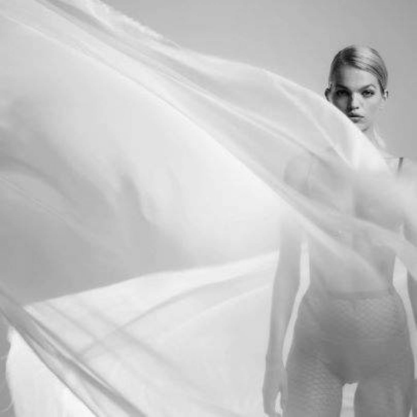 Mỹ nhân Hà Lan 'độc - lạ' khoe sắc vóc ấn tượng trên tạp chí ảnh 7