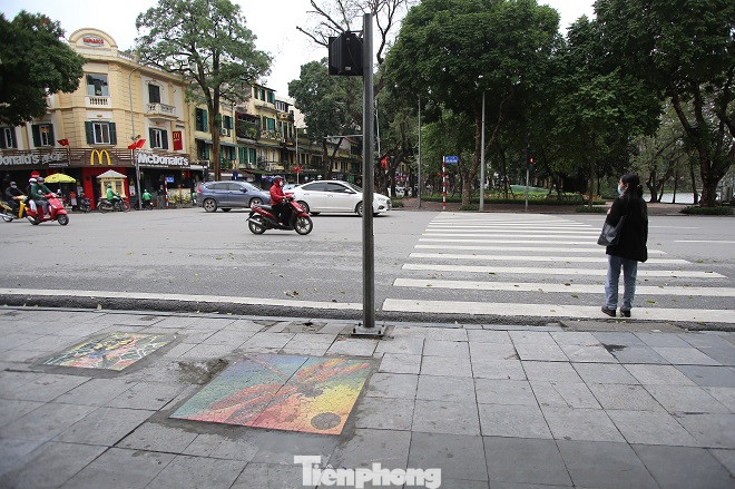 Bức tranh nghệ thuật trên nắp cống, hố ga ở Hà Nội ảnh 1