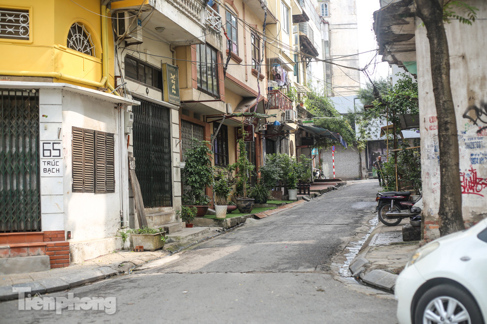 Nhịp sống 'chậm' xung quanh phố Trúc Bạch bị cách ly ảnh 6