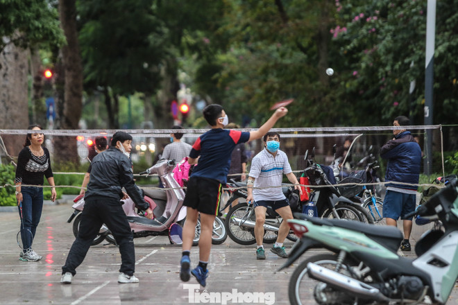 Hà Nội trước giờ 'cách ly toàn xã hội' ảnh 12