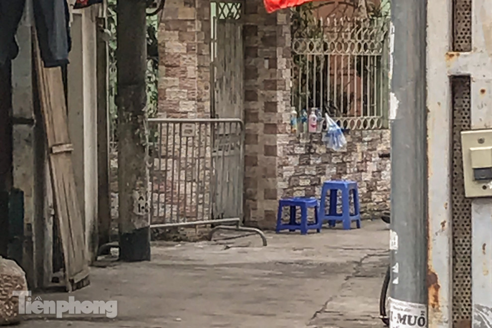 Cách ly ngõ nhỏ nhà nữ tiếp viên hàng không dương tính với Covid-19 ảnh 3