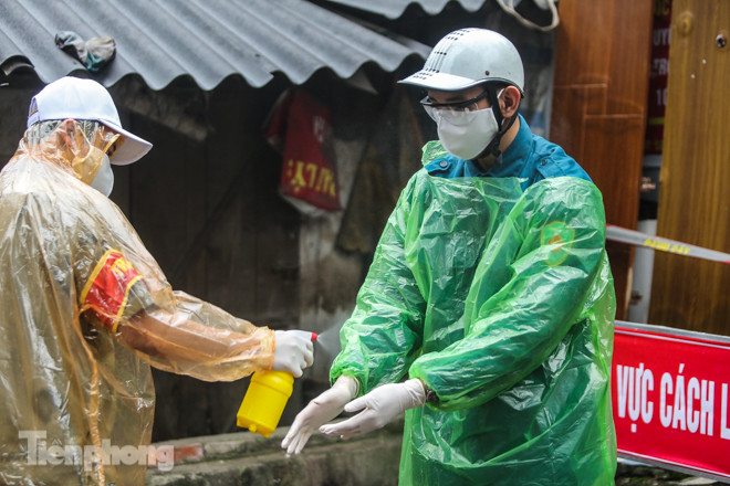 Phát thực phẩm miễn phí cho người dân khu cách ly ảnh 5