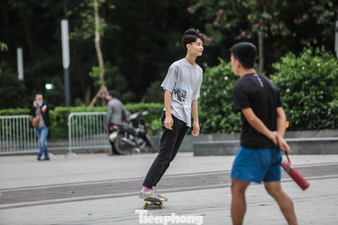 Hà Nội trước giờ 'cách ly toàn xã hội' ảnh 11