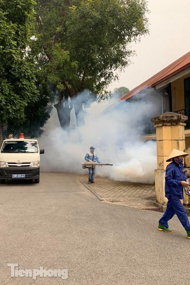 Hà Nội phun khử trùng hàng loạt di tích ảnh 15