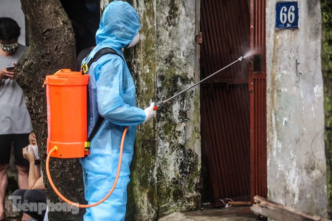 Khử khuẩn liên tục khu cách ly nơi ở bệnh nhân nhiễm Covid-19 ảnh 8