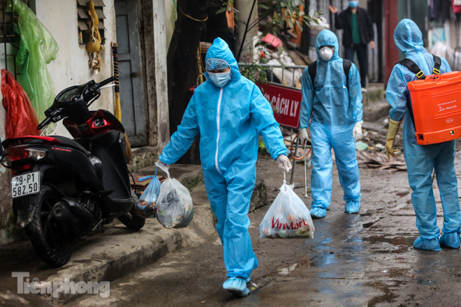 Khử khuẩn liên tục khu cách ly nơi ở bệnh nhân nhiễm Covid-19 ảnh 11