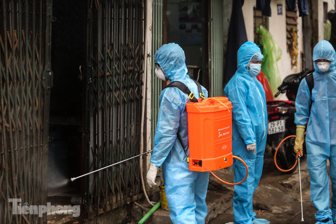 Khử khuẩn liên tục khu cách ly nơi ở bệnh nhân nhiễm Covid-19 ảnh 9