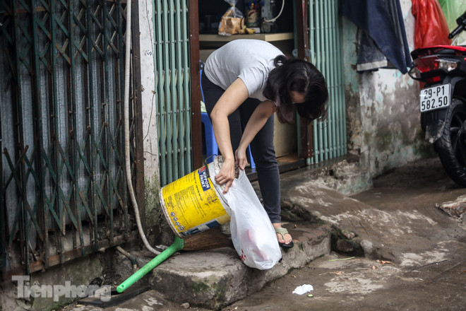 Khử khuẩn liên tục khu cách ly nơi ở bệnh nhân nhiễm Covid-19 ảnh 12