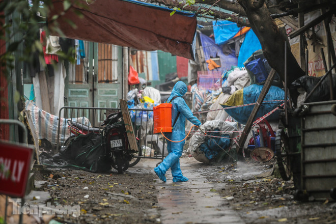 Khử khuẩn liên tục khu cách ly nơi ở bệnh nhân nhiễm Covid-19 ảnh 6