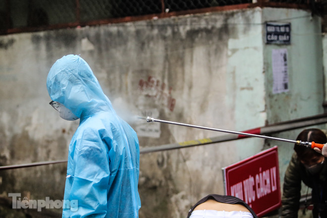 Khử khuẩn liên tục khu cách ly nơi ở bệnh nhân nhiễm Covid-19 ảnh 15