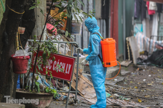 Khử khuẩn liên tục khu cách ly nơi ở bệnh nhân nhiễm Covid-19 ảnh 5