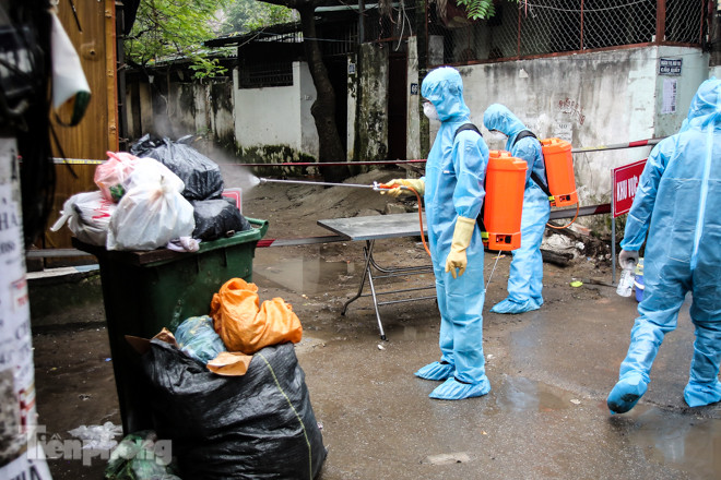 Khử khuẩn liên tục khu cách ly nơi ở bệnh nhân nhiễm Covid-19 ảnh 14