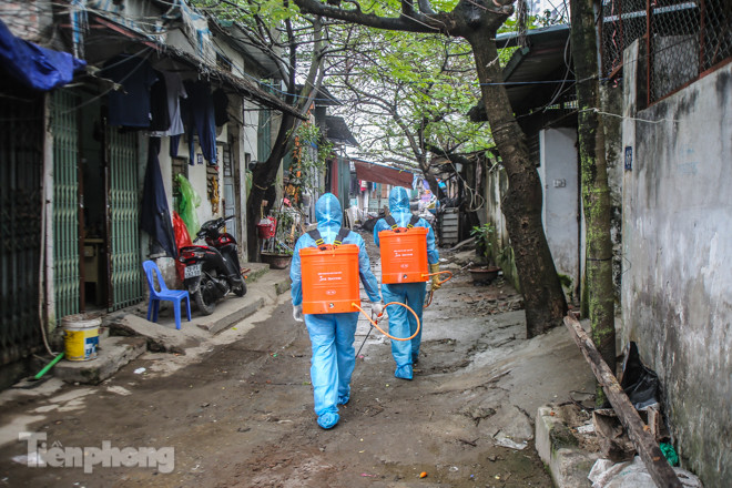 Khử khuẩn liên tục khu cách ly nơi ở bệnh nhân nhiễm Covid-19 ảnh 4