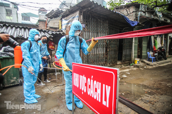 Khử khuẩn liên tục khu cách ly nơi ở bệnh nhân nhiễm Covid-19 ảnh 3