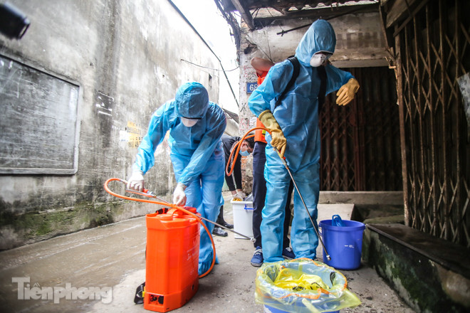 Khử khuẩn liên tục khu cách ly nơi ở bệnh nhân nhiễm Covid-19 ảnh 2